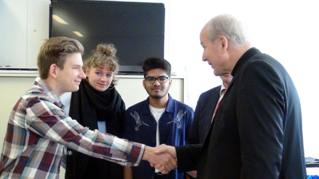 Schulsprecherteam und Diskussionsmoderator begrüßen Kardinal